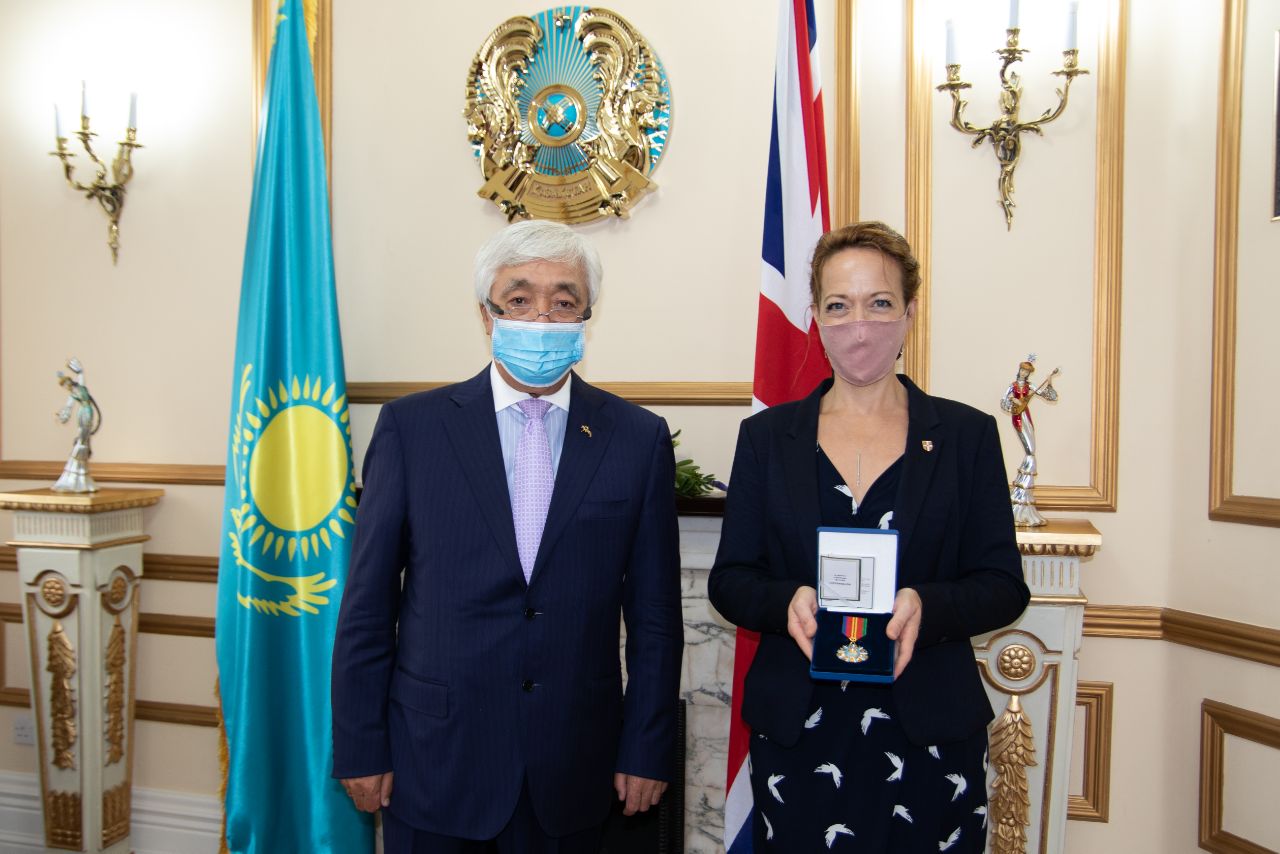 كەمبريدج ۋنيۆەرسيتەتىنىڭ وكىلى "دوستىق" وردەنىمەن ماراپاتتالدى