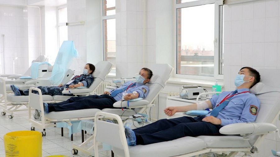 پوليتسيا قىزمەتكەرلەرى قان تاپسىردى