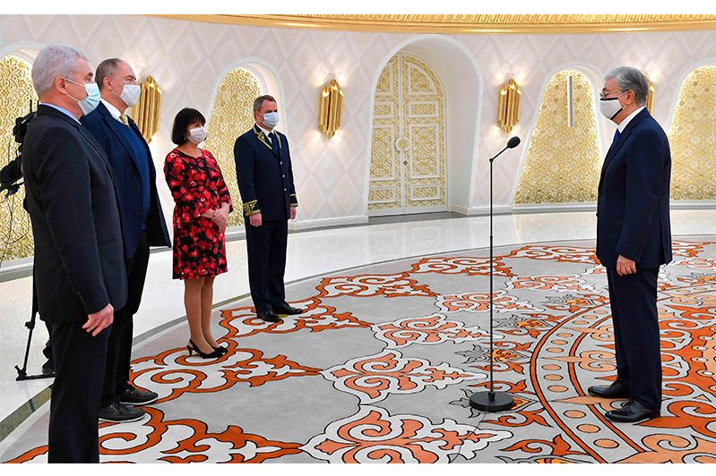 پرەزيدەنت بىرقاتار مەملەكەت ەلشىسىنەن سەنىم گراموتالارىن قابىلدادى