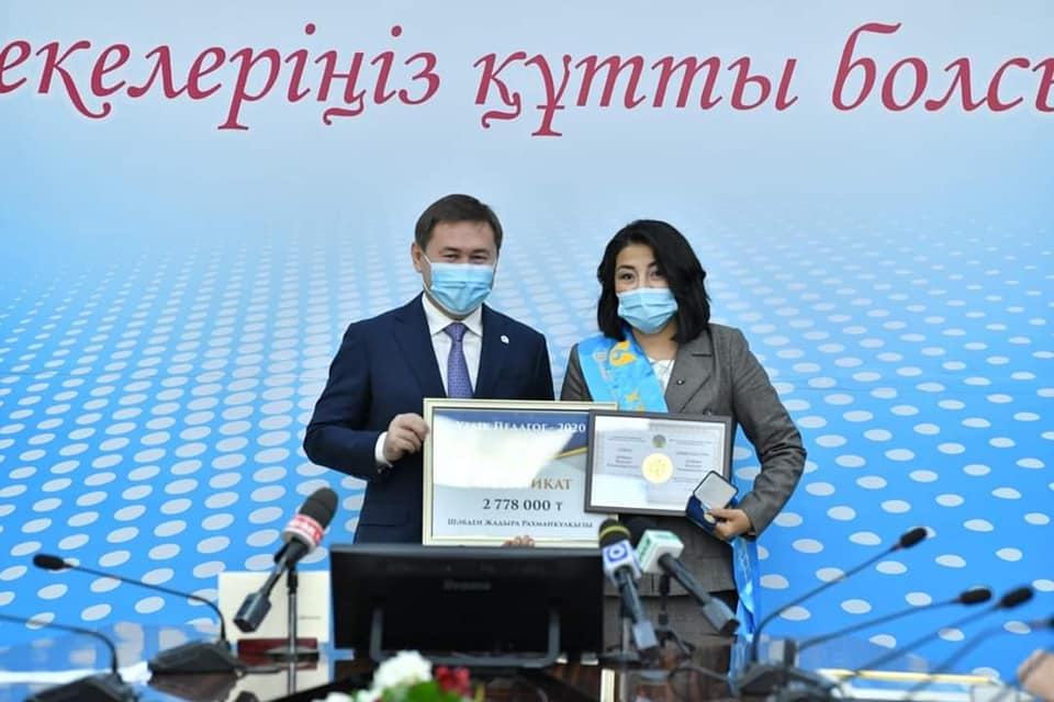 شىمكەنتتىك ءۇش ۇستاز "ۇزدىك پەداگوگ" اتاعىنا يە بولدى