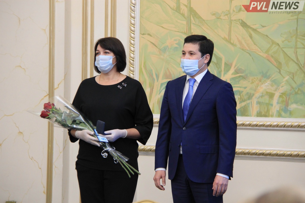 پاۆلودار وبلىسىنىڭ اكىمى ۇزدىك مۇعالىمدەردى ماراپاتتادى