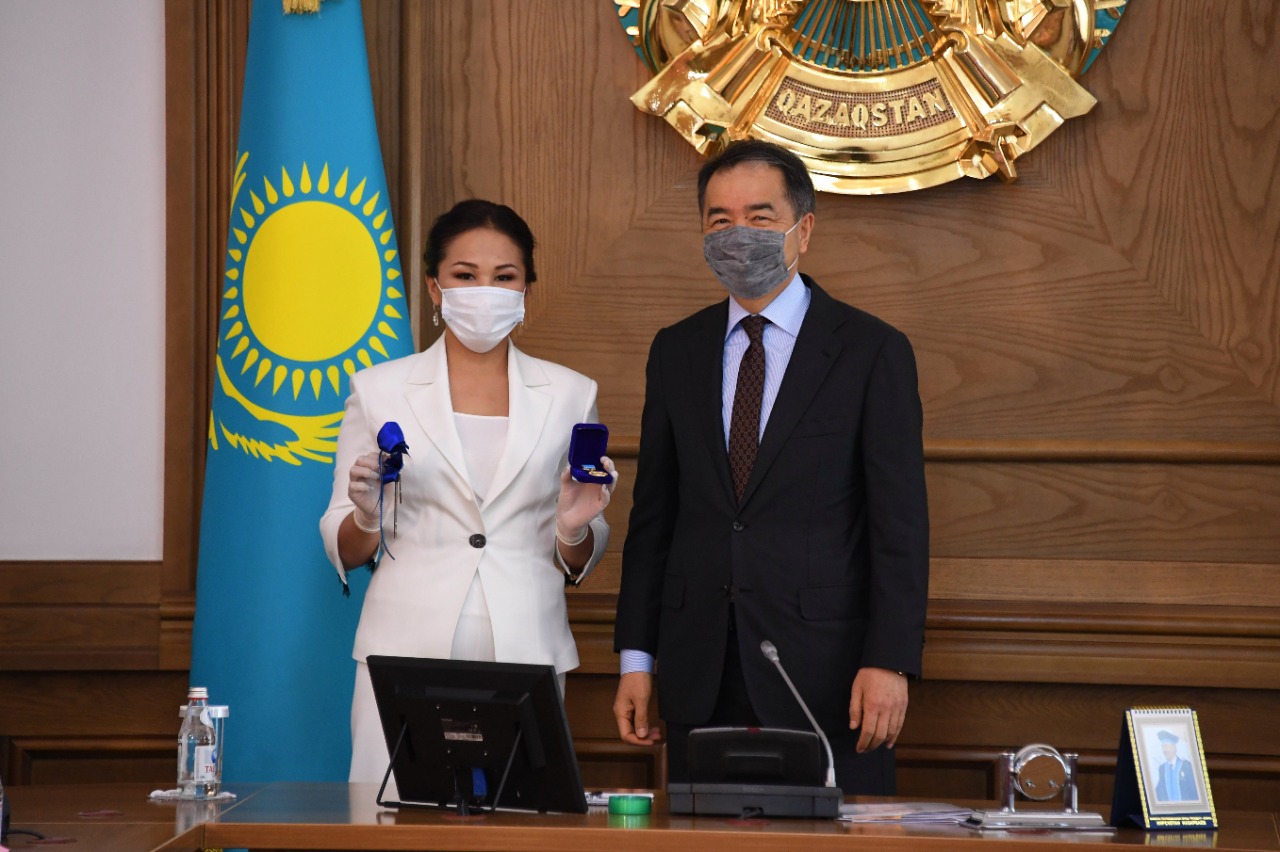 الماتىدا "جىل مۇعالىمى" بايقاۋىنىڭ جەڭىمپازىنا پاتەر كىلتى تاپسىرىلدى