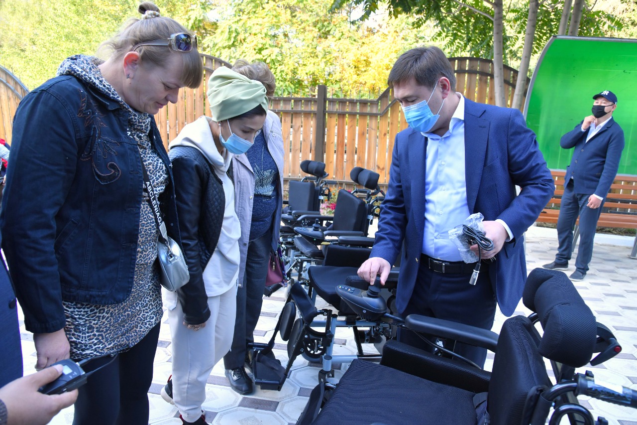 م.ايتەنوۆ مۇگەدەكتەردى وڭالتۋ ورتالىعىنىڭ جۇمىسىمەن تانىستى