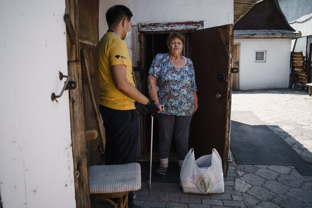 ەلوردالىق ەرىكتىلەر قارتتارعا كومەك كورسەتىپ, ازىق-ت ۇلىك سەبەتتەرىن تاراتتى