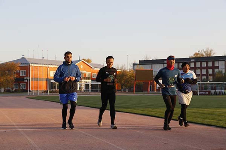 جۇگىرىپ ءجۇرىپ تال ەككەن...