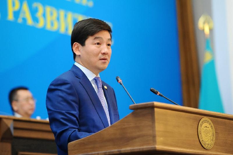 بايبەك ءماجىلىس پەن ماسليحاتتاعى پارتيالىق ءتىزىم قالاي جاسالاتىنىن ايتىپ بەردى