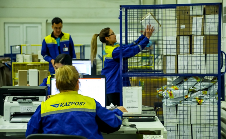 وقىرمان كۇتىپ وتىرادى