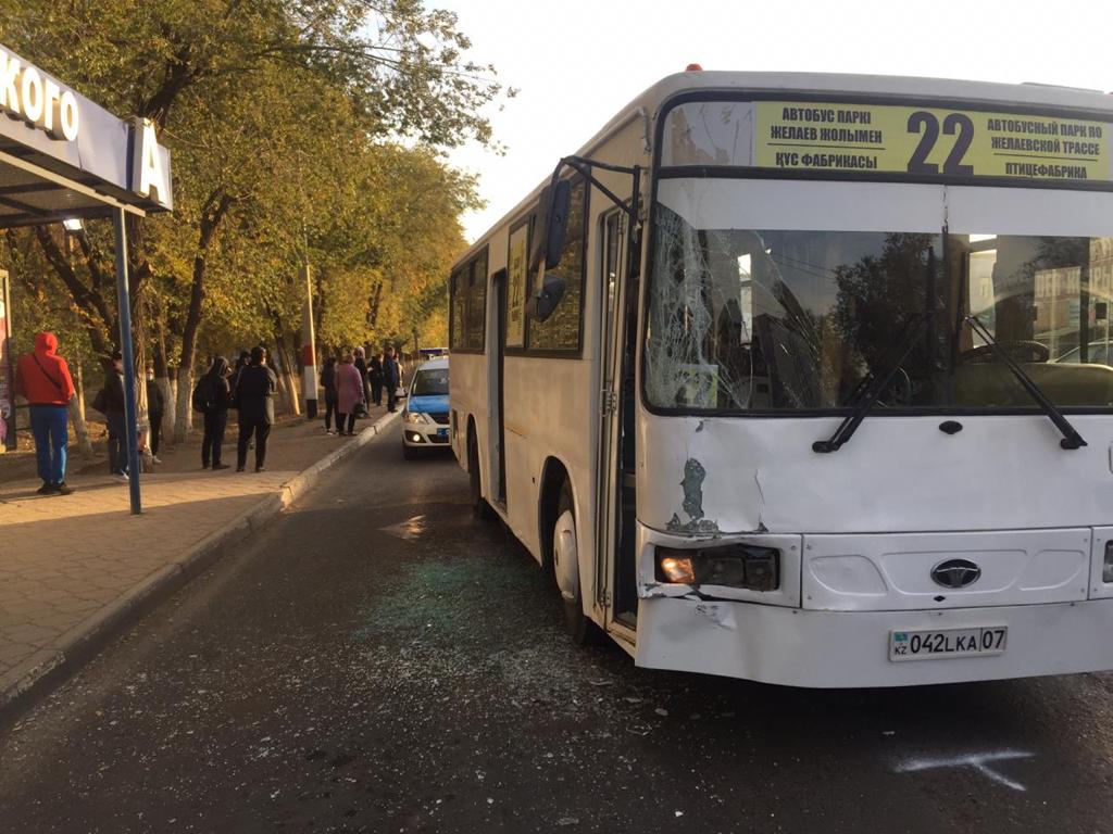 ورالدا ەكى اۆتوبۋس سوقتىعىستى