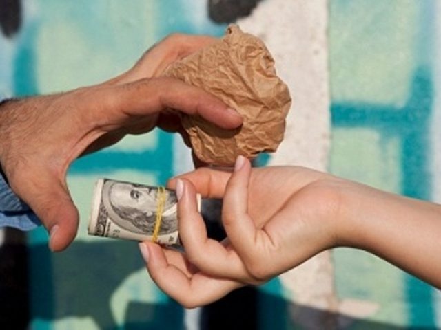 ەسىرتكى ساۋداسى: ۋ ساتىپ ۇرتىن مايلاپ ءجۇر