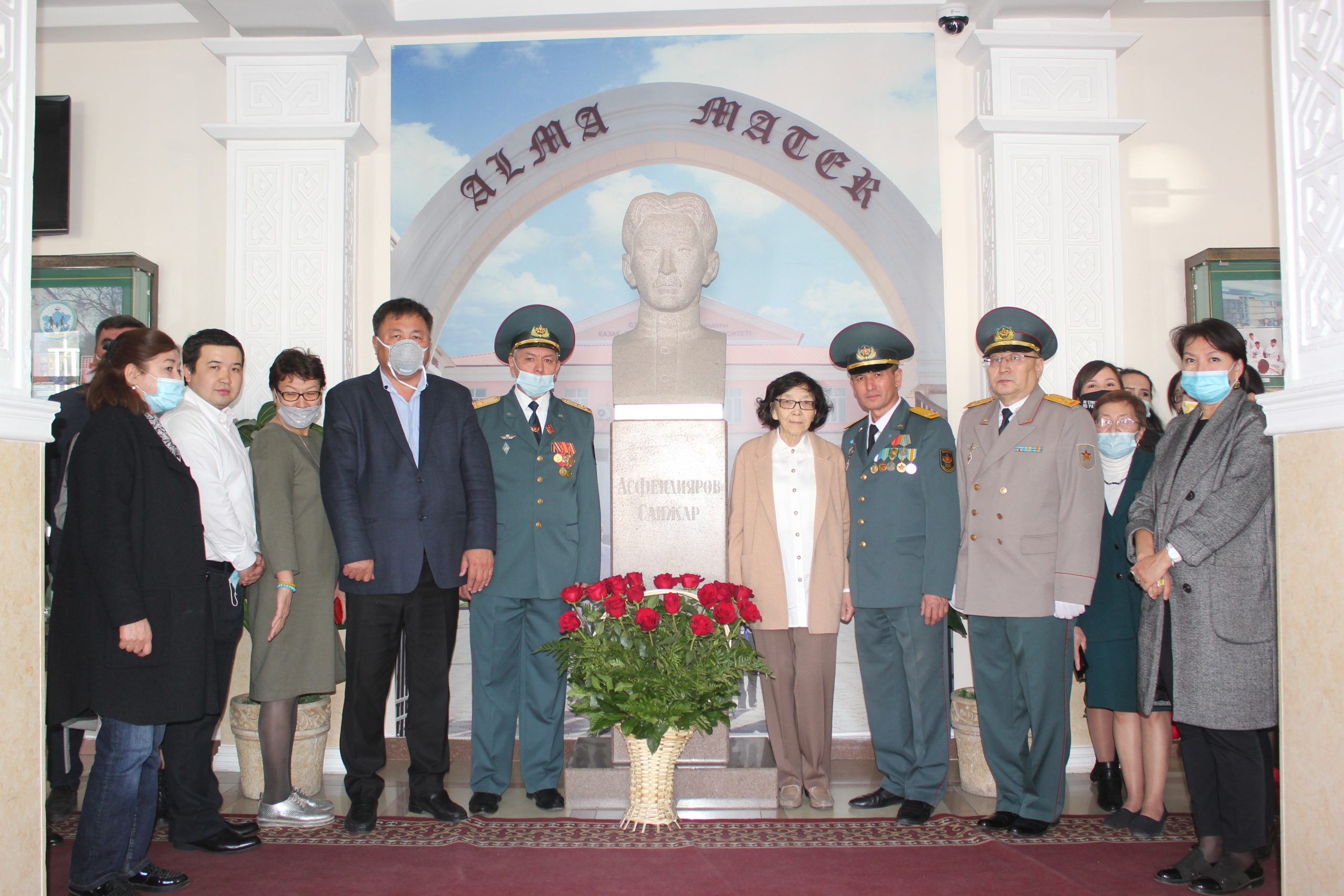 دەنساۋلىق سالاسىنىڭ وكىلدەرى سانجار اسفەندياروۆتى ەسكە الدى