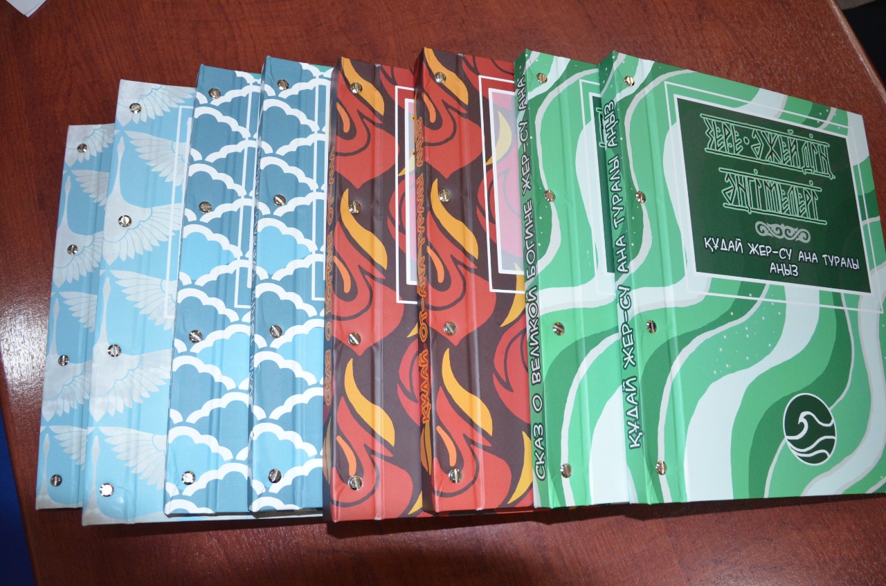 اقش ەلشىلىگى زاعيپ بالالارعا 3D كىتاپتار سىيلادى