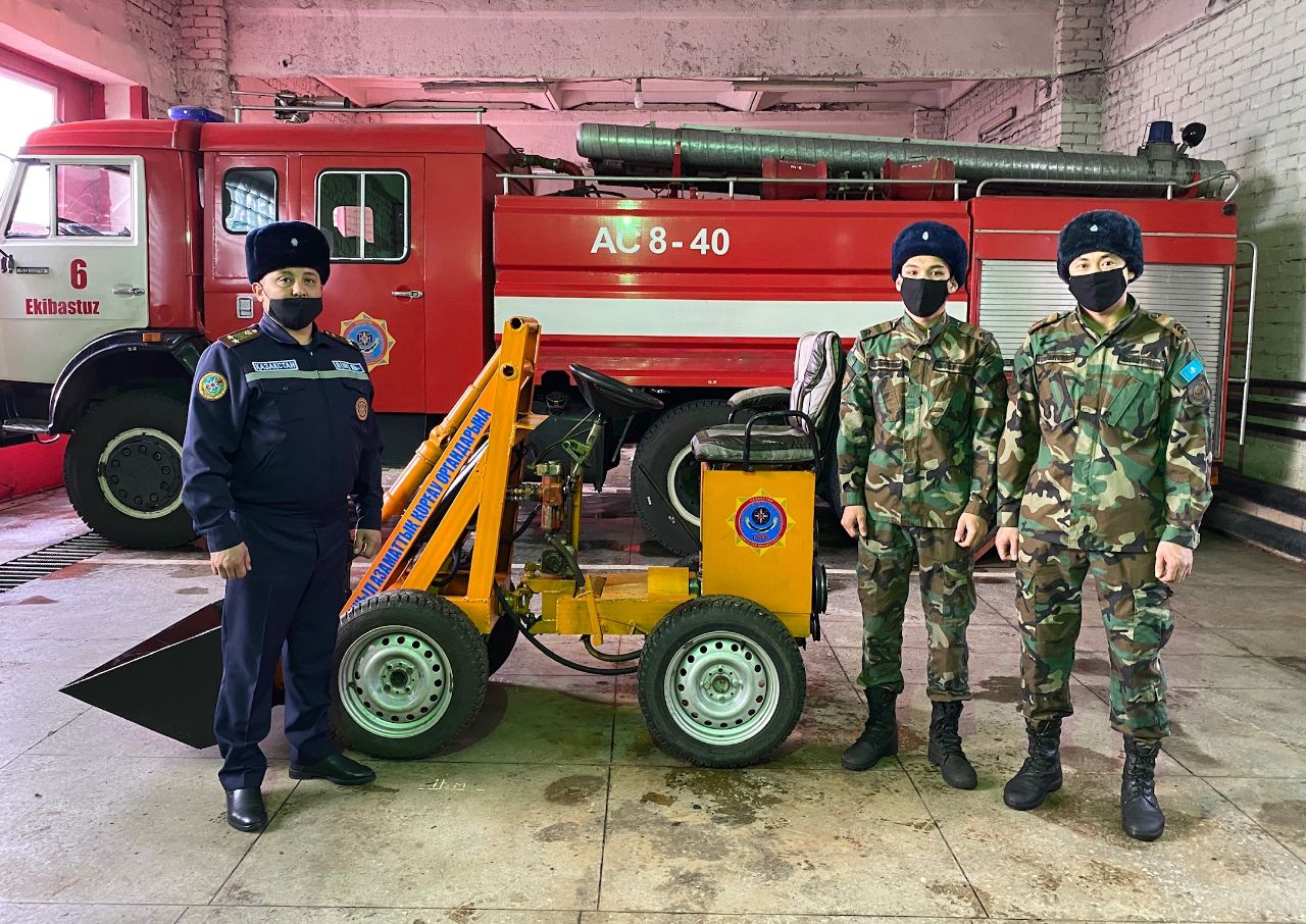 ەكىباستۇزدىق ءورت سوندىرۋشىلەر شاعىن تراكتور قۇراستىرىپ شىعاردى