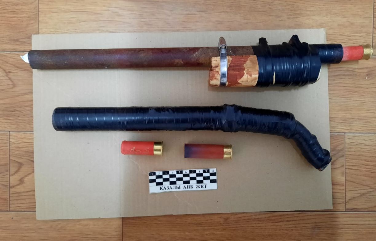 پوليتسەيلەر قازالى تۇرعىنىنان قولدان جاسالعان قارۋ الدى