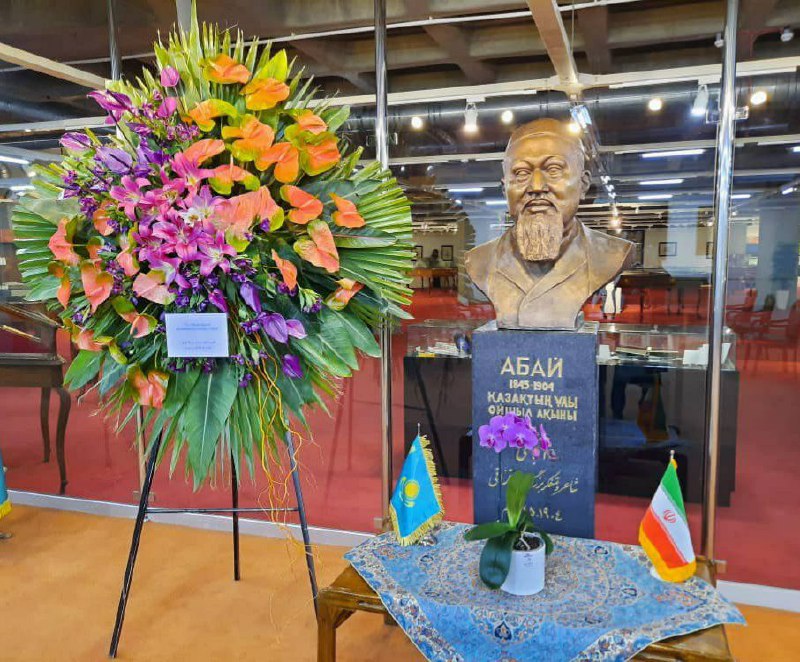 تەگەراندا اباي ەسكەرتكىشىنە گۇل شوقتارىن قويدى