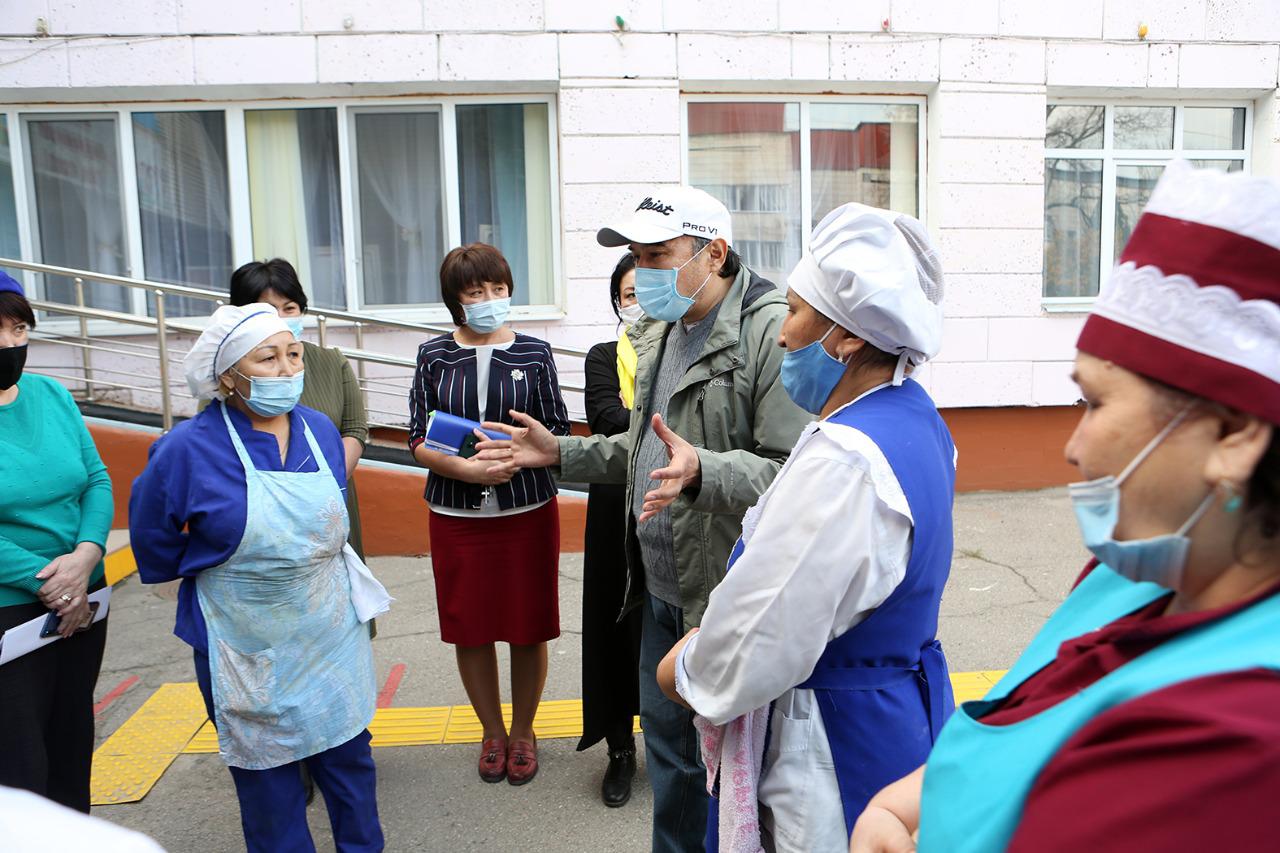 جەتىم بالالاردىڭ جاعدايىمەن تانىستى