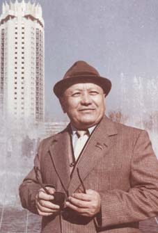 كەرۋەن جىلدار سىڭعىرى: كورنەكتى جۋرناليست-جازۋشى, زەردەلى زەرتتەۋشى-عالىم, بەلگىلى قوعام قايراتكەرى ساپار بايجانوۆ حاقىندا ەسسە-سىر