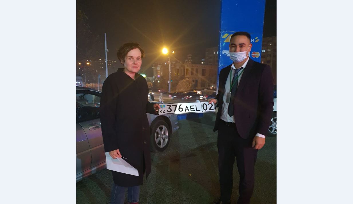 الماتىدا ءبىرىنشى كليەنت كولىك ءنومىرىن ۇيگە جەتكىزۋگە تاپسىرىس بەردى