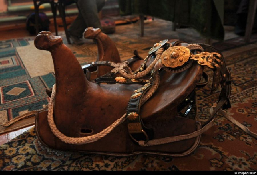 ەر ۇستىندە ەڭسە بيىك