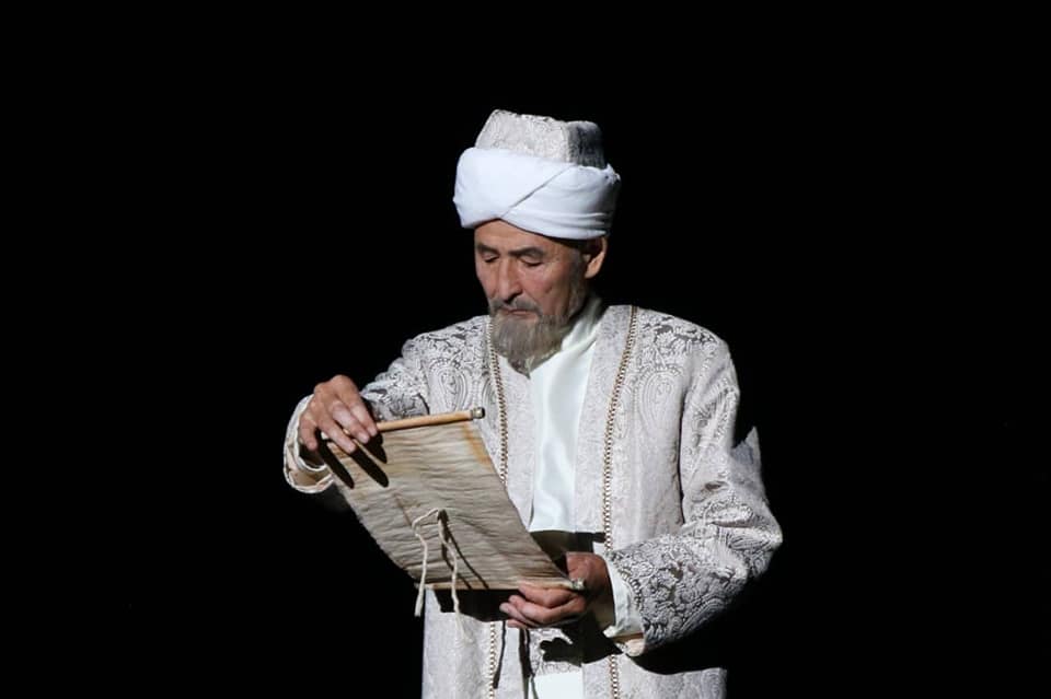 بابا بەينەسى ساحنادا قالاي سومدالۋدا؟