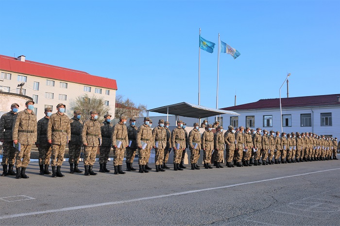 اتىراۋدا اسكەردە بولعان ساربازدار وتباسىنا ورالدى