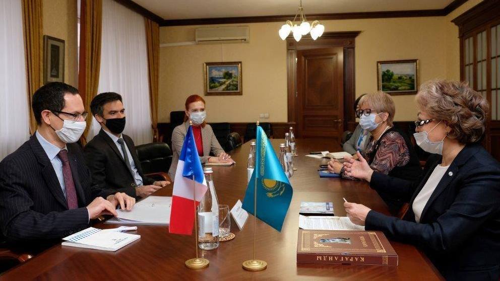 قاراعاندى ۋنيۆەرسيتەتتەرى مەن فرانتسيا جوو-لارىنىڭ ىنتىماعى جاراستى