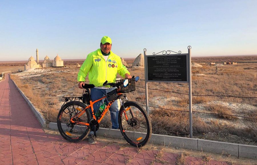 جالعىز جورتقان جولاۋشى قوس وڭىردەگى كيەلى مەكەندەردىڭ اراسىن ۆەلوسيپەدپەن ءجۇرىپ ءوتتى