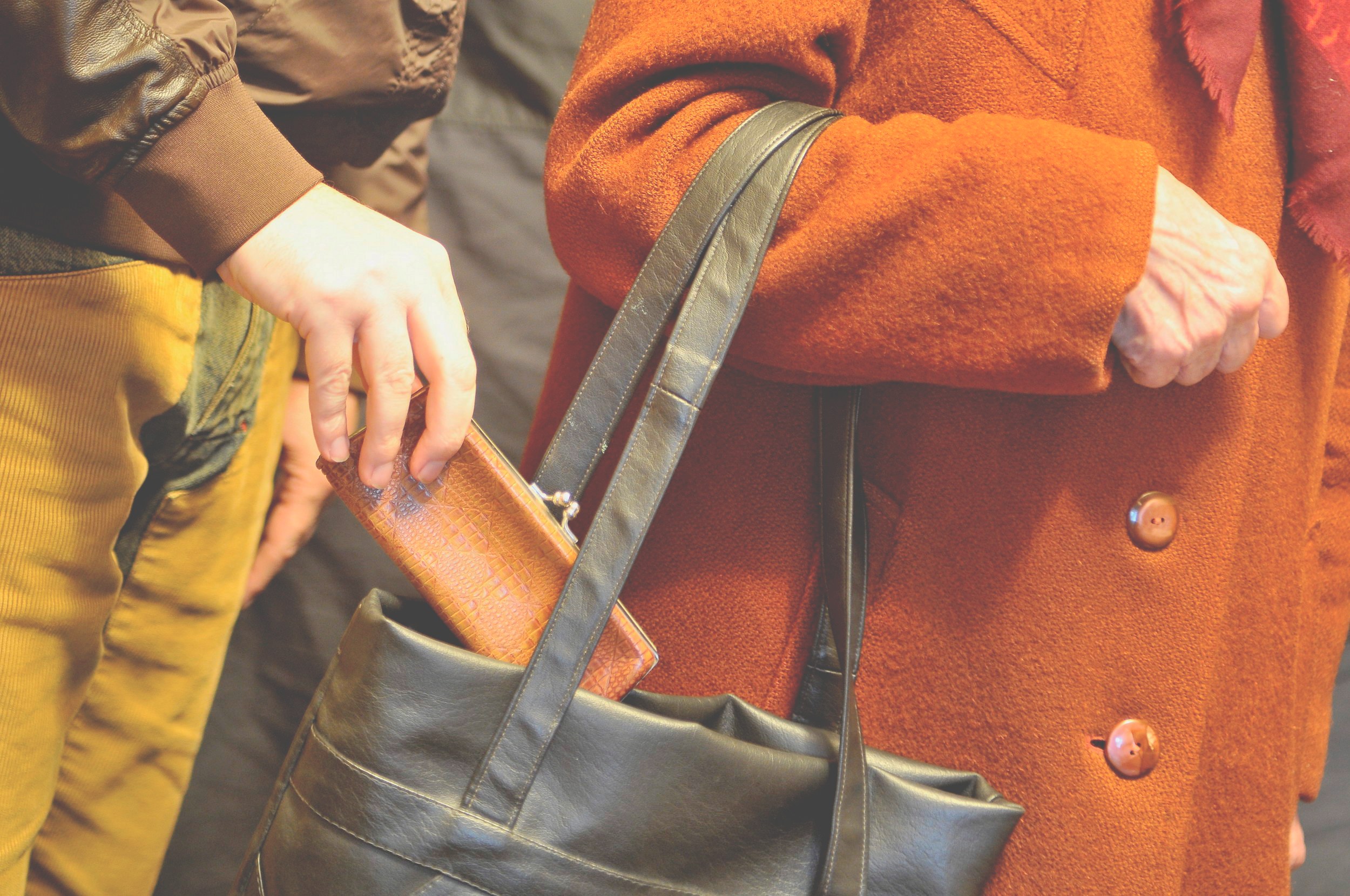 قىزىلوردادا قوعامدىق كولىكتەن قالتا ۇرىسى ۇستالدى