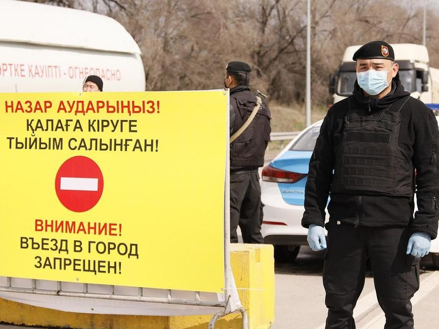 تەڭىز كەنىشىندە جۇمىسشىلار بلوك-بەكەتتەن اينالىپ وتۋگە تىرىسقان