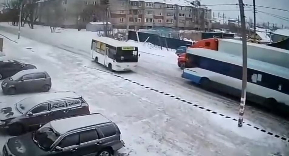 پەتروپاۆلدا اۆتوبۋس جول اپاتىنا سەبەپكەر بولدى