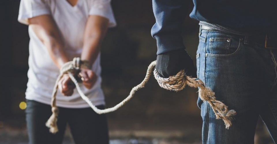 قىرعىزستان ازاماتى "قۇلدىقتا بولدىم" دەپ جاريالاعان