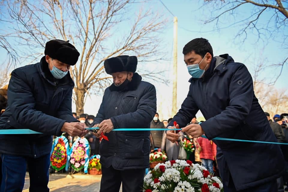 سەمەي يادرولىق سىناق پوليگونىندا قىزمەت ەتكەن جاۋىنگەرلەرگە ارنالعان ەسكەرتكىش اشىلدى