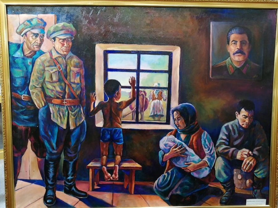 «قۇدايسىزداردى» قىلقالاممەن بەينەلەگەن