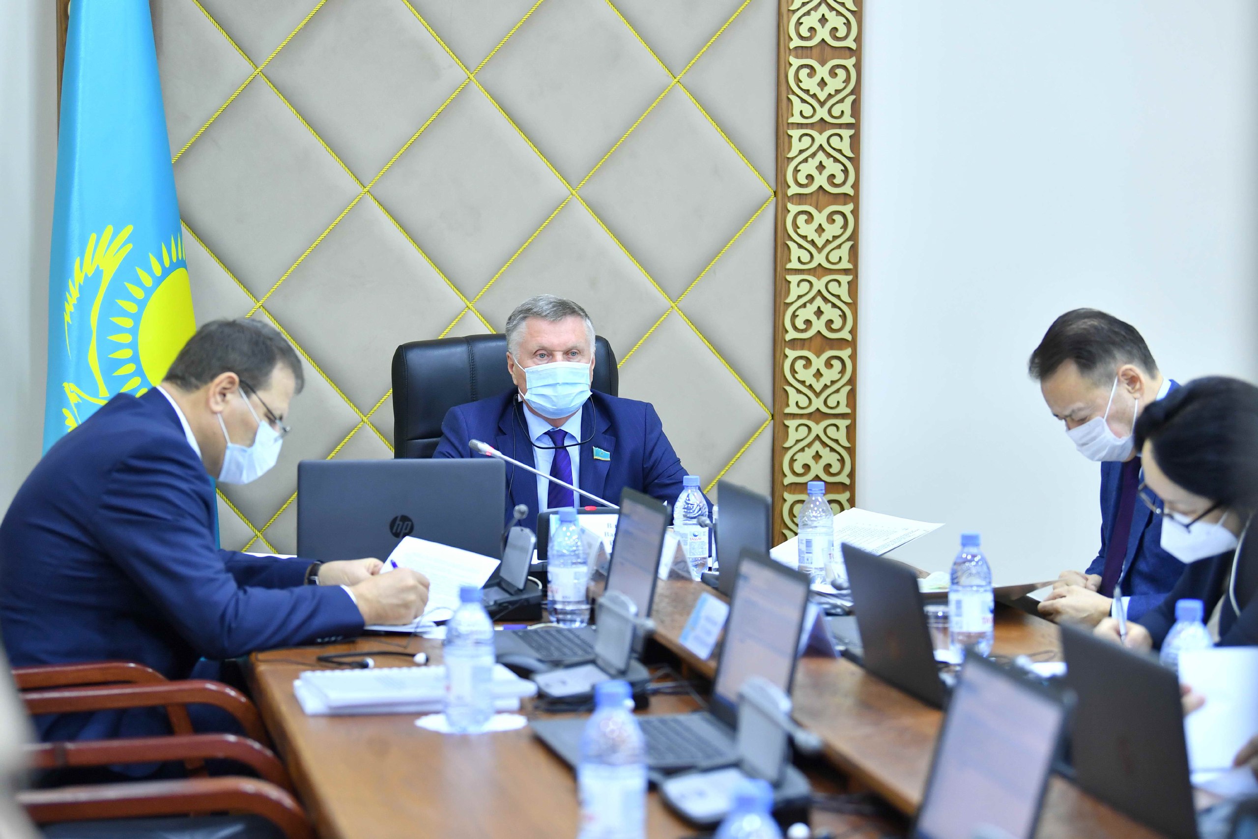 سەناتورلار شەكارا ماڭىنداعى وڭىرلەردەگى مال ۇرلىعى ماسەلەلەرىن تالقىلادى