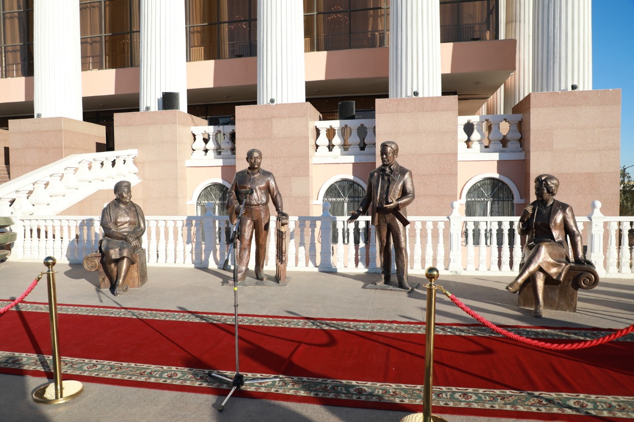 اتىراۋدا تەاتر تارلاندارىنىڭ ەسكەرتكىشى اشىلدى