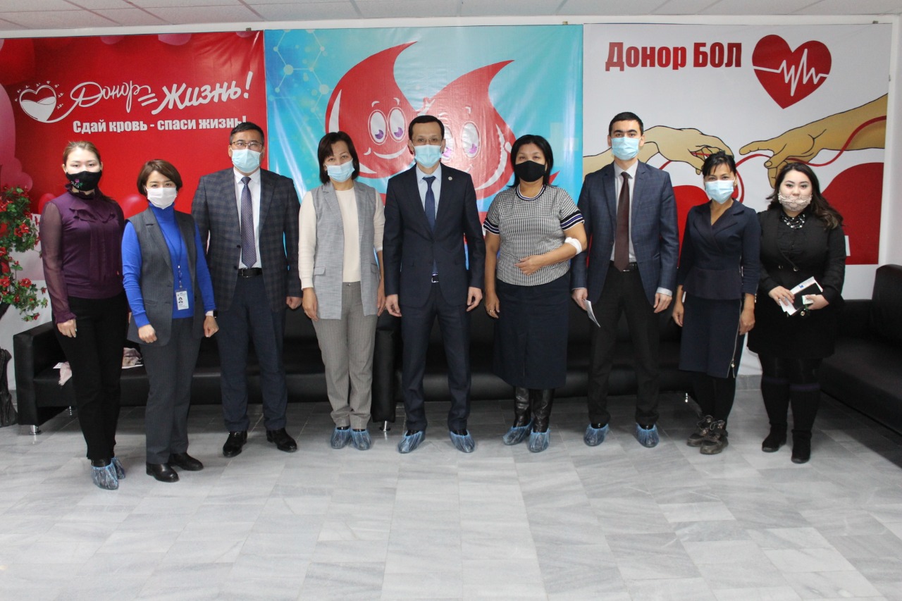 مەملەكەتتىك قىزمەتشىلەر قان تاپسىردى