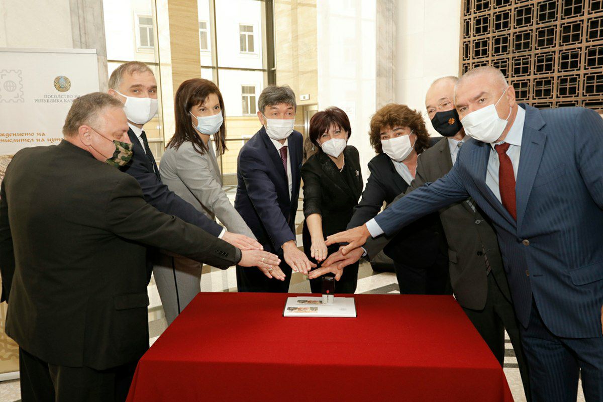 بولگاريادا اباي مەن ءال-ءفارابيدىڭ قۇرمەتىنە مەرەيتويلىق پوشتا ماركالارى شىعارىلدى