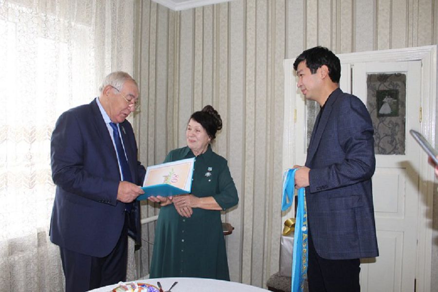 جامبىلدىڭ جىرىن جالعاعان اقىن نادەجدا لۋشنيكوۆاعا قۇرمەت كورسەتىلدى