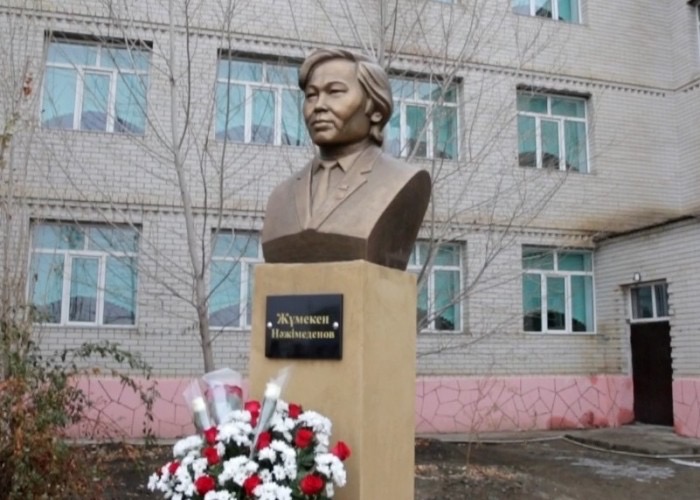 اتىراۋدا جۇمەكەن ناجىمەدەنوۆتىڭ ەسكەرتكىش-ءمۇسىنى اشىلدى