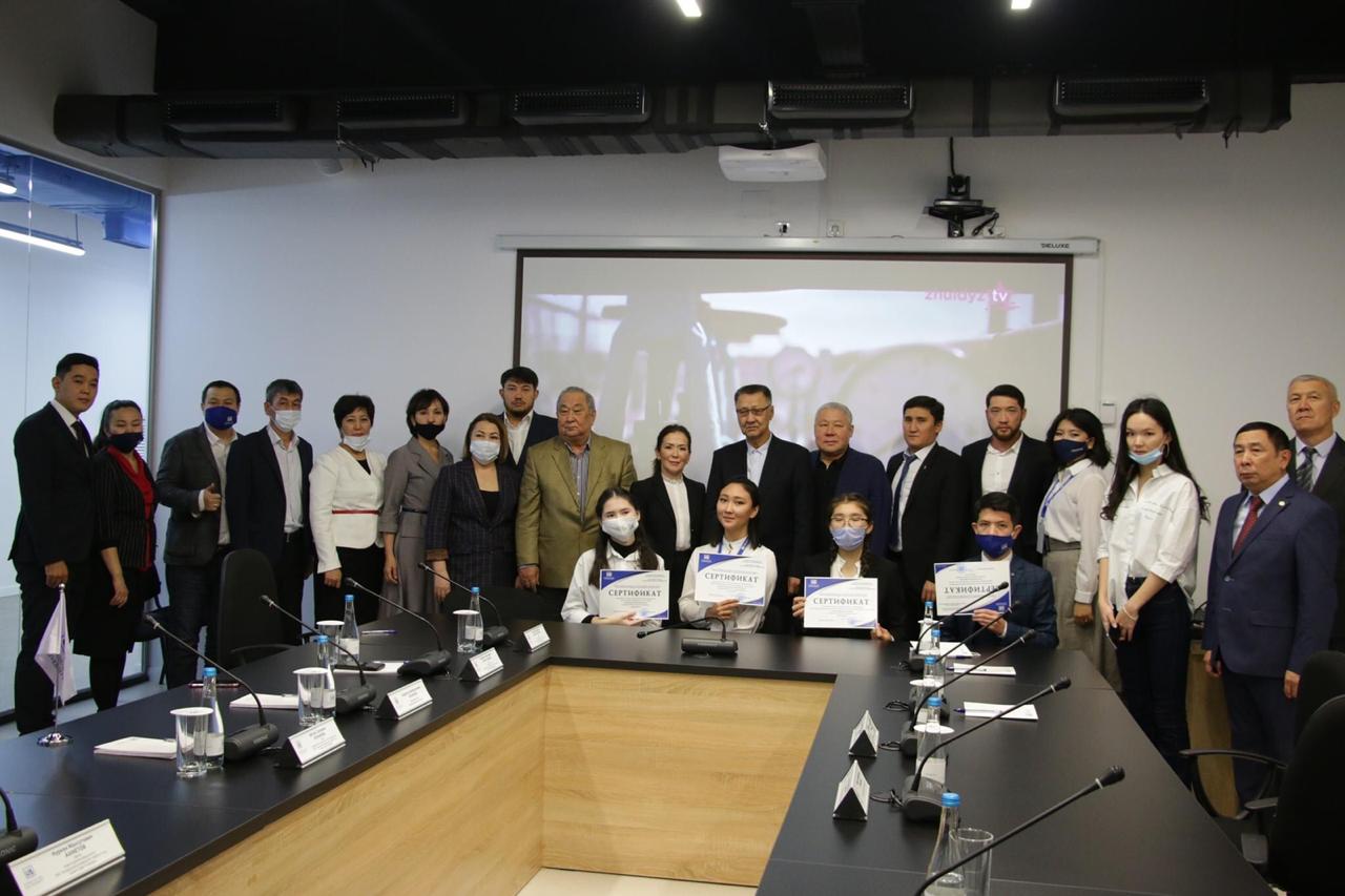 اتىراۋدا نۇرلان بالعىمباەۆ اتىنداعى ستيپەنديا بەرىلدى