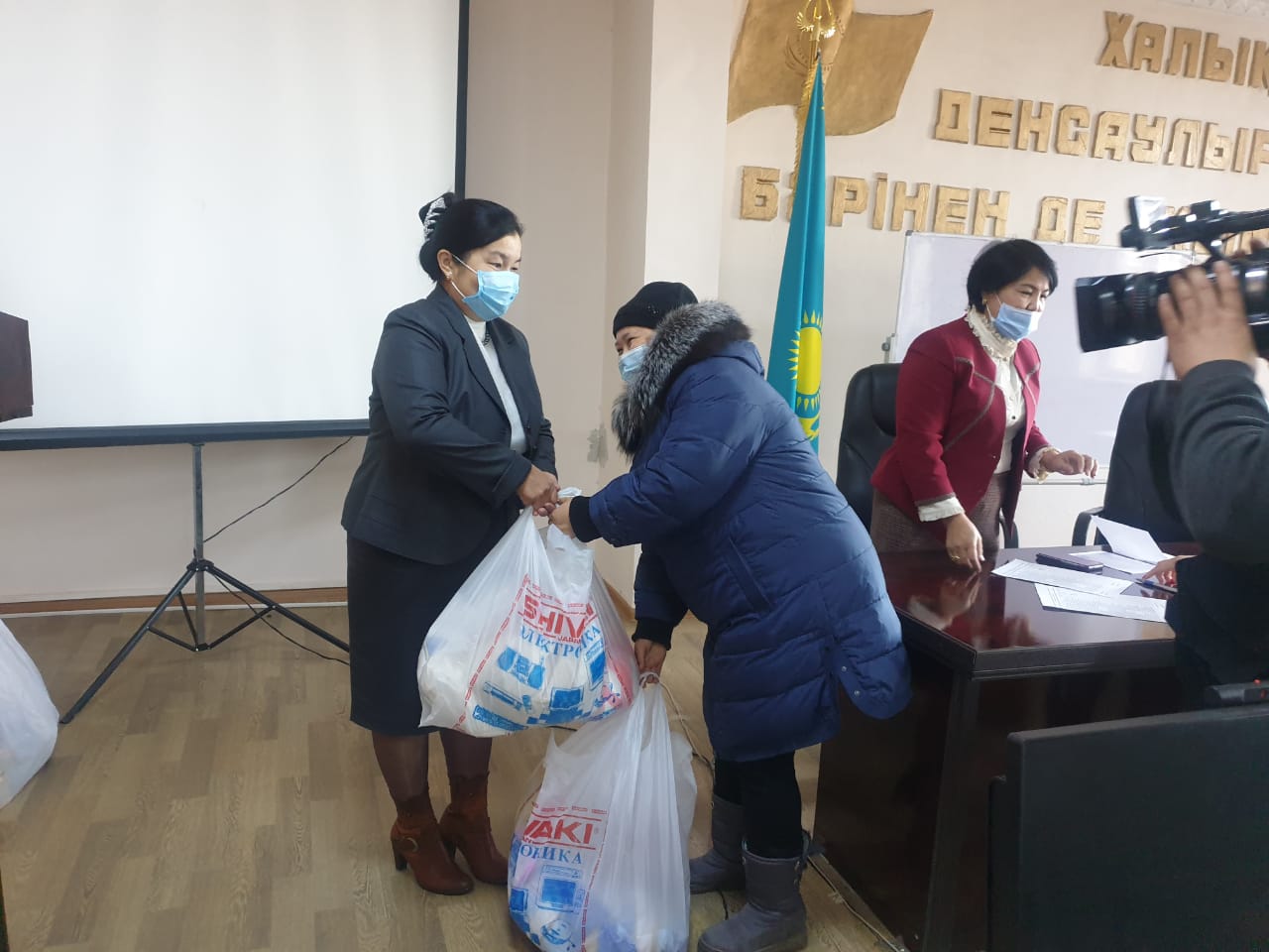 تۇركىستاندا  كوپبالالى مەديتسينا قىزمەتكەرلەرىنە كومەك كورسەتىلدى