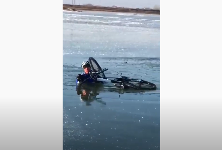 بالىقشىلار جايىققا باتقان شەتەلدىك ۆەلوسيپەدشىنى قۇتقارىپ قالدى