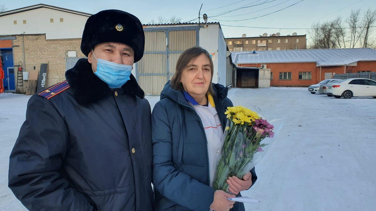 پوليتسەيلەر قازا تاپقان ارىپتەستەرىنىڭ وتباسىلارىن مەرەكە قارساڭىندا قۇتتىقتادى