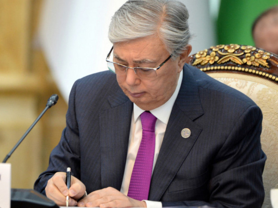 پرەزيدەنت ەكى ادامعا "قازاقستاننىڭ ەڭبەك ەرى" اتاعىن بەردى