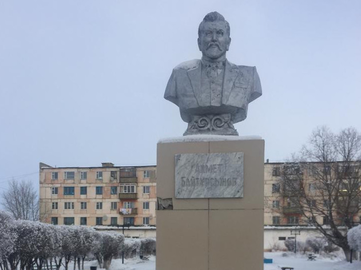 احمەت بايتۇرسىن ۇلىنىڭ ارقالىقتاعى ەسكەرتكىشى جۇدەۋ تۇر