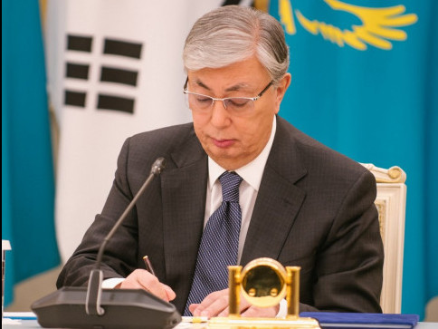 مەملەكەت باسشىسى بيۋدجەتكە قاتىستى زاڭعا قول قويدى