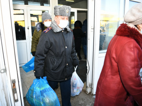 ورالدا مەملەكەتتىك قىزمەتشىلەر مۇقتاج وتباسىلارعا كومەكتەستى