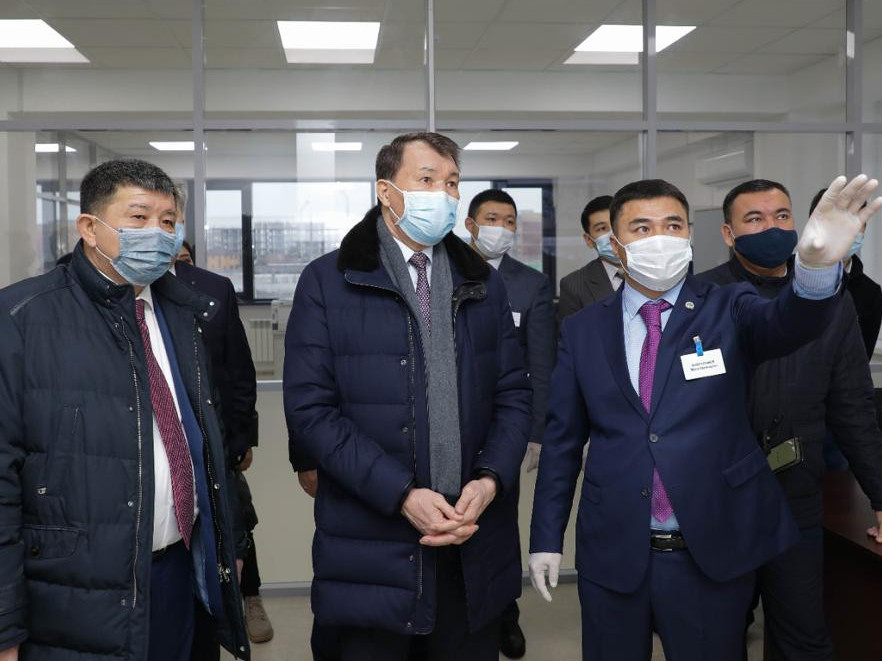 اليك شپەكباەۆ اتىراۋلىقتارمەن كەزدەستى