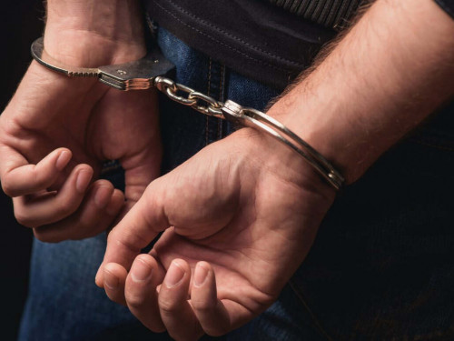 اقمولا وبلىسىندا تاكسيدە تانىسقان ەر ادامدار اراسىندا جانجال شىقتى