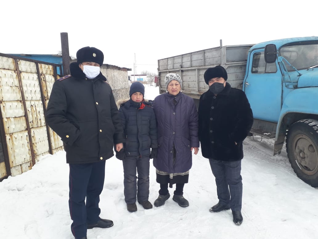 پوليتسەيلەر مۇقتاج انانىڭ ۇيىنە كومىر ءتۇسىرىپ بەردى