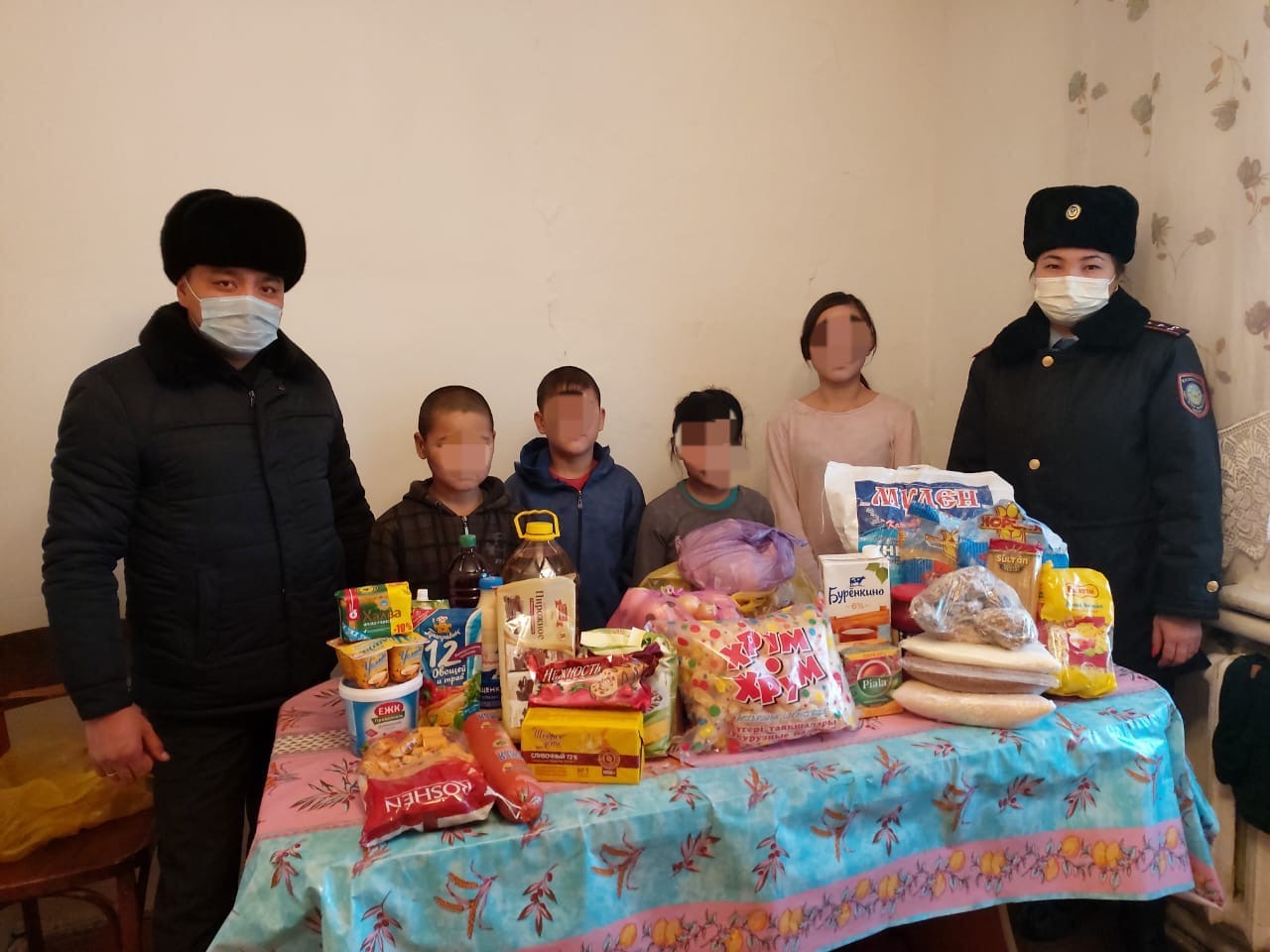 ارقالىق پوليتسەيلەرى كوپ بالالى وتباسىنا كومەك كورسەتتى